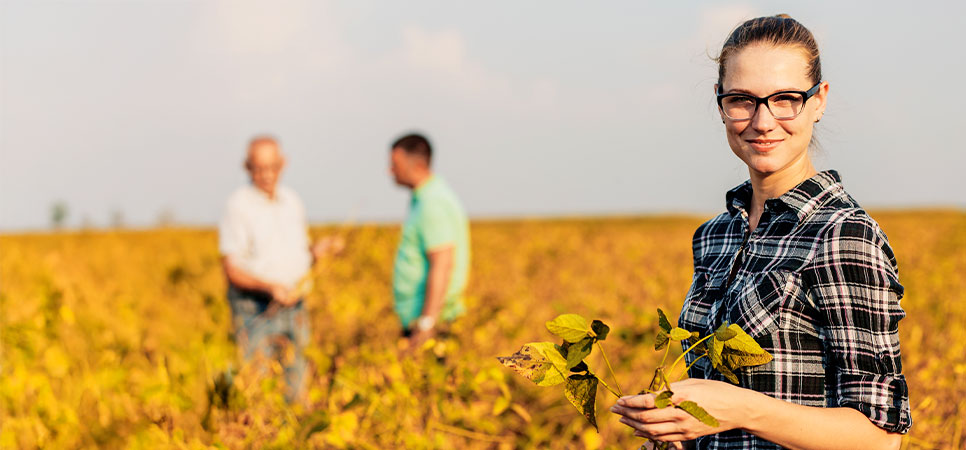 Produtor rural em campo cultivado, ilustrando a aplicação de métodos de controle integrado no manejo de pragas para otimizar a sustentabilidade agrícola