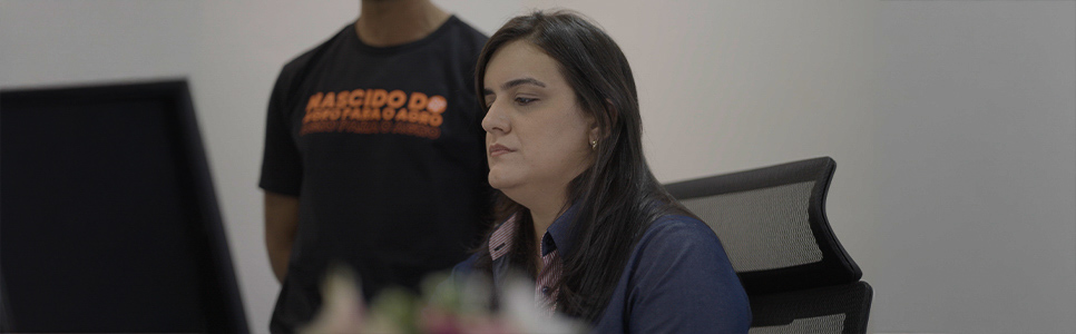 Jhessika Gonzatto, do Grupo Gonzatto, utilizando o SSCrop para centralizar as operações de agricultura e pecuária, com acesso fácil e rápido aos relatórios e controle financeiro